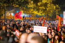 Több ezren tüntettek az államfő jogköreit szűkítő törvény ellen Montenegróban
