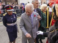 Tojással próbálták megdobálni a brit uralkodót és feleségét