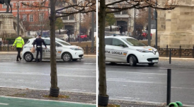 Bekapcsolt villogóval, tiltott helyen parkolt a rendőrautó, amíg a rendőrök ételt vettek a gyorsétteremből