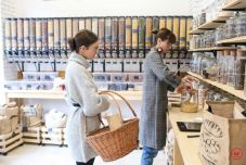 A bolt, ami egyszerre nosztalgia és trend: a Dobozban kimérik nekünk a portékát és vesszőkosárral vásárolunk