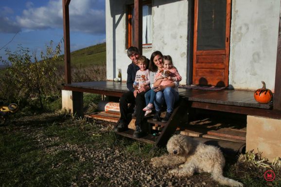 Gúnár őrzi a házukat, kecske játszik a gyermekeikkel: tanyájukon 20 ezer palánta kel, konyhájukban joghurt készül