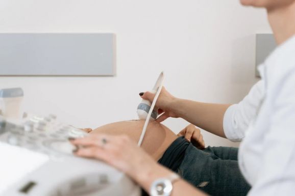 Meghamisította az apasági tesztet, rács mögé került