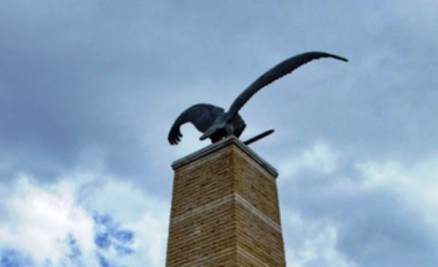 Tiltakoznak a kárpátaljai magyar szervezetek a munkácsi Turul-emlékmű eltávolítása miatt