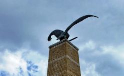 Tiltakoznak a kárpátaljai magyar szervezetek a munkácsi Turul-emlékmű eltávolítása miatt