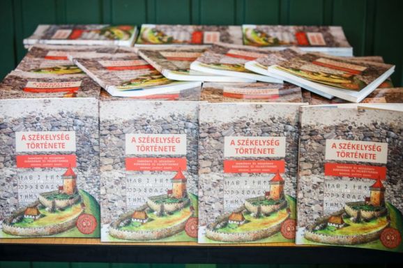 Kézbe vehetik A székelység történetét a Maros megyei magyar diákok 
