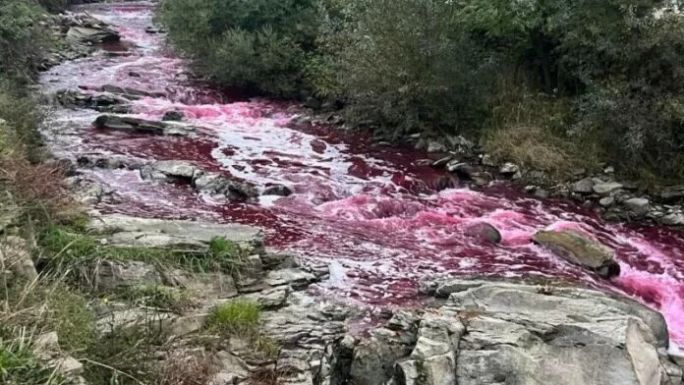 Vörös színű lett egy folyó vize Beszterce-Naszód megyében