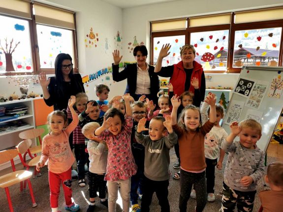 Csángóföldi gyerekekhez látogatott a Nemzetközi Gyermekmentő Szolgálat