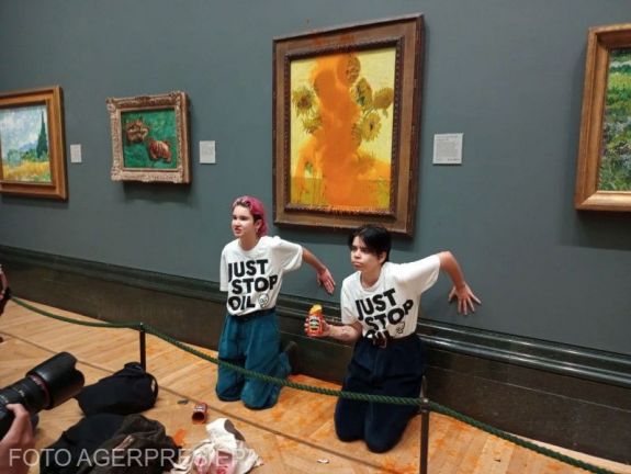 Paradicsomlevessel öntöttek le egy Van Gogh-festményt környezetvédő aktivisták Londonban