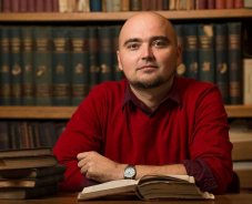 Novák Csaba Zoltán: Sokkal érthetőbb a történelem, ha a saját történetünkön keresztül kapcsolódunk hozzá