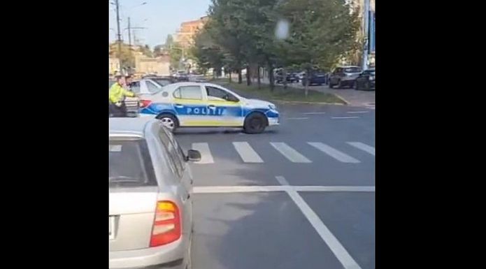 Az internet sztárjai lettek a szolgálati autót toló rendőrök