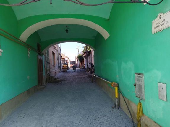 Udvarterek városa: a 38-ból kettőt már felújítottak Kézdivásárhelyen