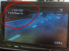 Több mint 120-szal túllépte a megengedett sebességet a kezdő sofőr