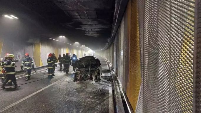 Kigyulladt egy autó a bukaresti Unirii közúti aluljáróban