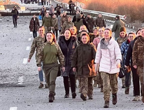 Több mint száz ukrán nő szabadult ki orosz fogságból fogolycserével