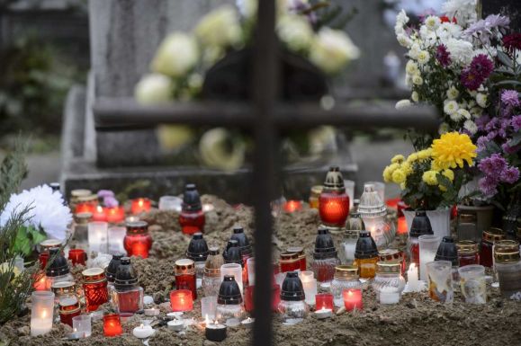 Virágkoszorúk helyett pénzt gyűjtenek a temetéseken egy Arad megyei településen