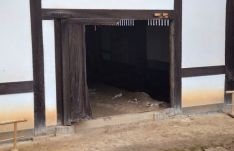 Ötszáz éves műemlék-vécének tolatott neki húszéves Toyotájával