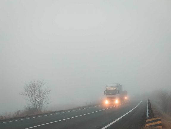 Sűrű köd van három erdélyi megyében