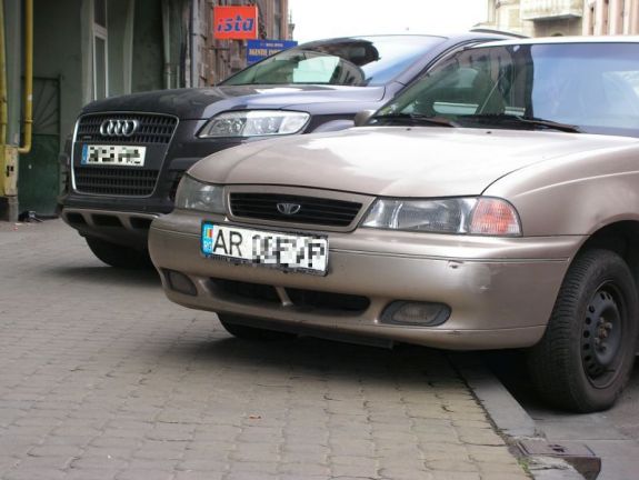 Megszavazták: a járdákon szabálytalanul parkoló gépkocsikat is elszállíthatja a rendőrség