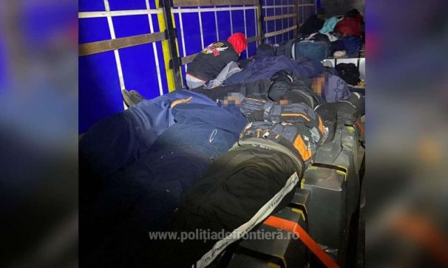 Negyven migránst találtak az aradi határrendészek egy kamionban
