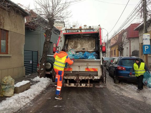 A prefektúra előtt tiltakoztak a marosvásárhelyi köztisztasági vállalat alkalmazottai