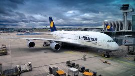 Infarktust kapott egy utas, kényszerleszállást kellett végrehajtania Bukarestben a Lufthansa egyik járatának
