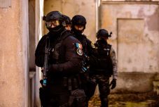 Eltévesztették a címet a maszkos rendőrök, rátörték az ajtót egy idős házaspárra