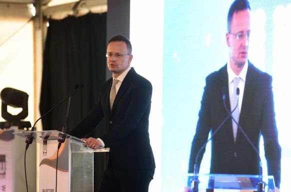 Szijjártó Péter szerint Magyarországon biztonság van, ezért ki tud maradni az európai recesszióból