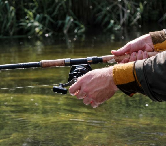 Horgászat közben ért áramütés egy 55 éves férfit