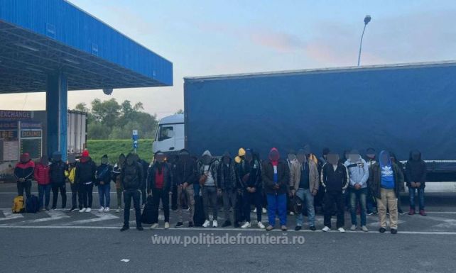 Több mint félszáz migránst találtak két kamionban a román–magyar határon