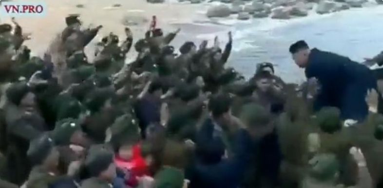 Ha tűzbe nem is, de vízbe mennek Kim Dzsongunért az észak-koreai katonák