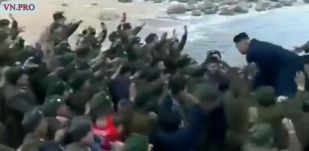 Ha tűzbe nem is, de vízbe mennek Kim Dzsongunért az észak-koreai katonák