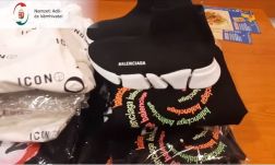 Hamis ruhákat találtak egy román autóban a magyar vámosok