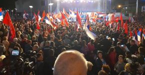 Több ezren tüntettek a szavazatszámlálás megismétlése ellen Bosznia-Hercegovinában