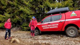 A hegyimentők az erdőben kerestek egy eltűntnek hitt férfit, miközben ő egy barátjánál aludt