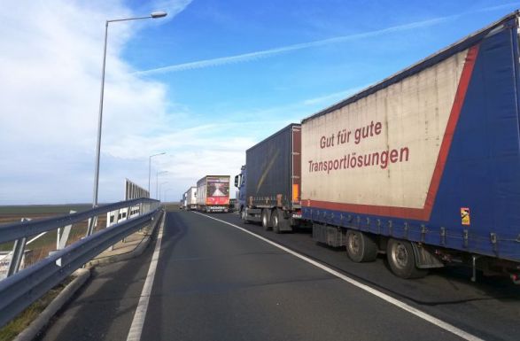 A magyar hatóságokat okolja a fuvarozók érdekképviselete a hosszú várakozásokért a határon