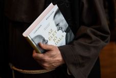 Az élet jó oldala címmel jelent meg Böjte Csaba és Csák János beszélgetős kötete