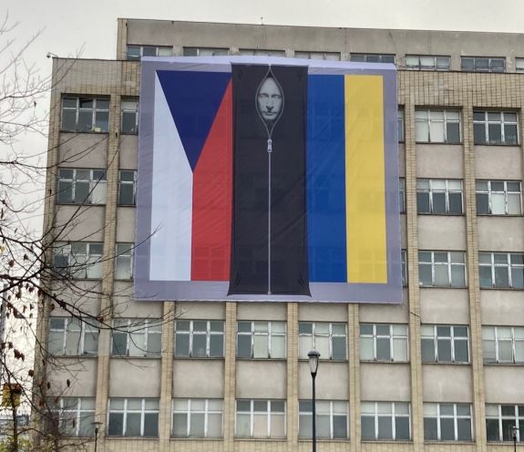 A hullazsákból kikandikáló Putyin képe került a minisztérium homlokzatára