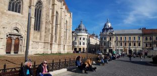 Teljes pompájában megcsodálható: elbontották a Szent Mihály-templomot elhatároló bádogkerítést