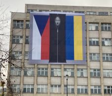 A hullazsákból kikandikáló Putyin képe került a minisztérium homlokzatára