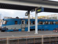 Több tucat mozdonyt, vasúti személykocsit és hat vasútállomást korszerűsítenek