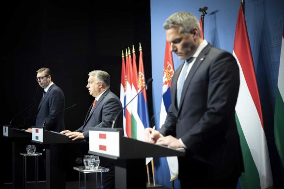 Magyar-osztrák-szerb csúcs: cél a védelmi vonal délebbre tolása