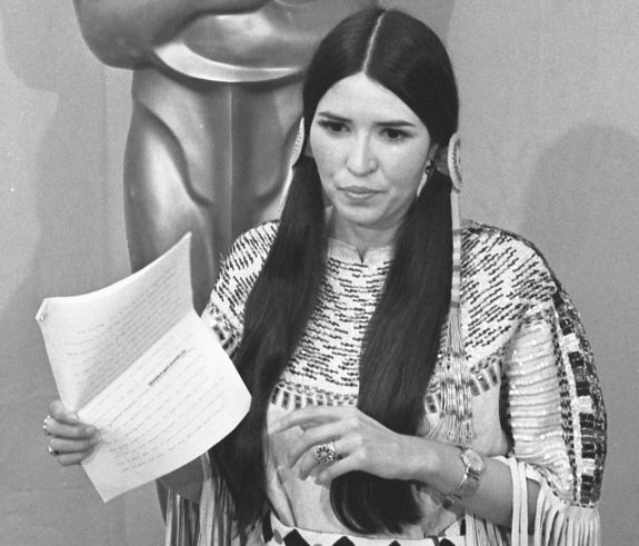 Elhunyt Sacheen Littlefeather indián színésznő, akit kifütyültek az Oscar-gálán