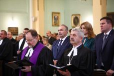 Újratemették Ambrózy Bélát, a mézes bárót