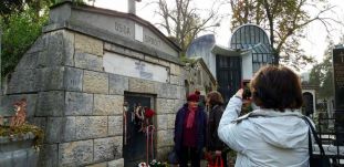 Mécsesekkel és virágokkal telik meg a Házsongárdi temető