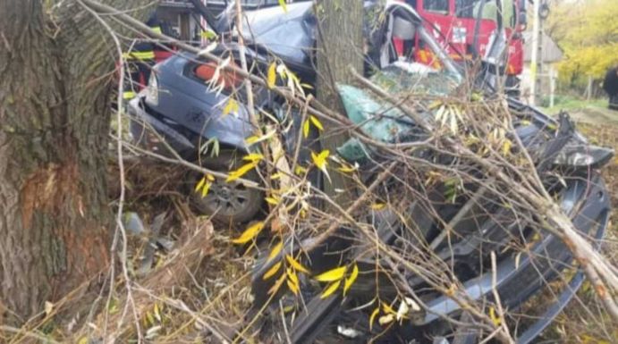 Fának csapódott autójával és helyben meghalt egy 22 éves fiatal
