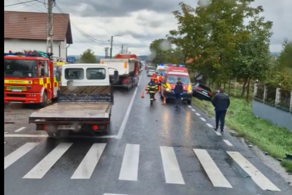 Egy kisbusz, egy személygépkocsi és egy teherautó ütközött Bihar megyében