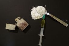 Nyolcvankét házkutatást tartanak a nyomozók kábítószer-kereskedelem gyanúja miatt
