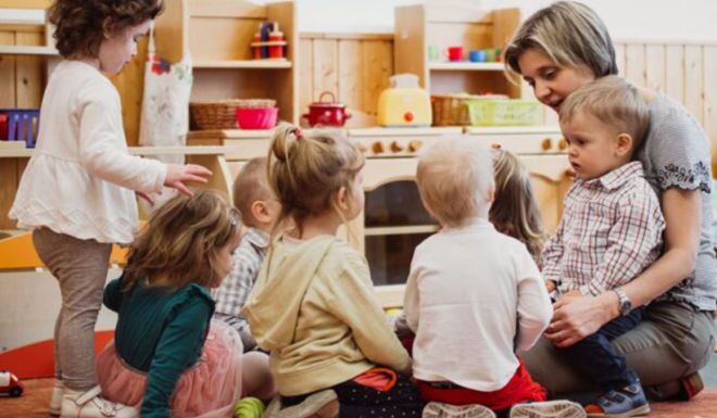 Ezentúl a bölcsődei csecsemőgondozók is a tanügy alkalmazottai lesznek
