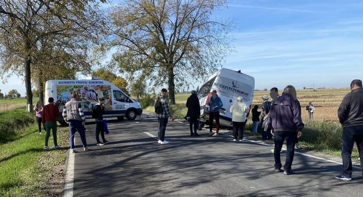 Kisbusz és furgon ütközött, többen megsérültek