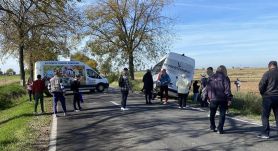 Kisbusz és furgon ütközött, többen megsérültek